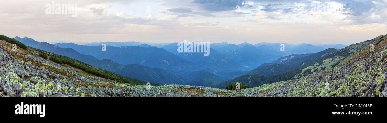Estate sunrise panorama di montagna (Carpazi, Ucraina). Foto Stock