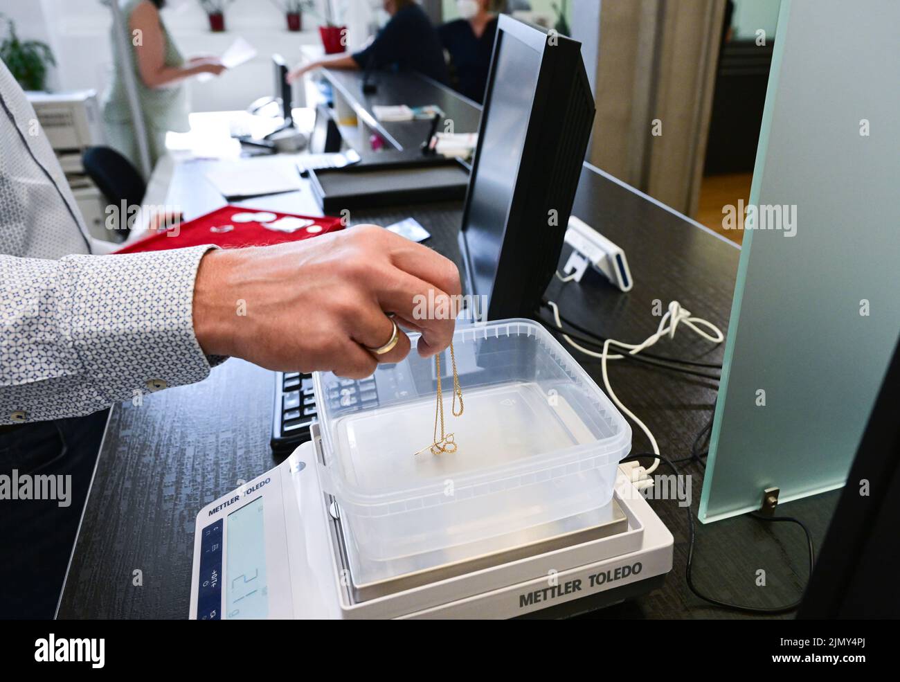 Stoccarda, Germania. 02nd ago 2022. Una catena d'oro depositata presso il Pawnshop municipale di Stoccarda viene pesata da un ispettore. Il commercio dei pawnbroker è facile da spiegare: Se avete bisogno rapidamente dei soldi, potete ottenere un prestito contro un impegno. Interessi e tasse sono addebitati per questo. Se il cliente ripaga tutto in tempo, può riprendere l'oggetto pegno. In caso contrario, viene messo all'asta. (A dpa 'Pawn per il credito - pawnbroker si aspettano una maggiore domanda di credito') credito: Bernd Weißbrod/dpa/Alamy Live News Foto Stock