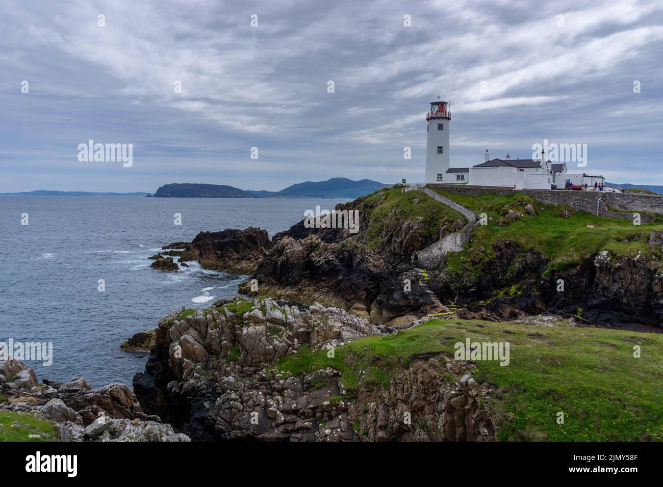 Vista del faro e della penisola di Fanad Head sulla costa settentrionale dell'Irlanda Foto Stock