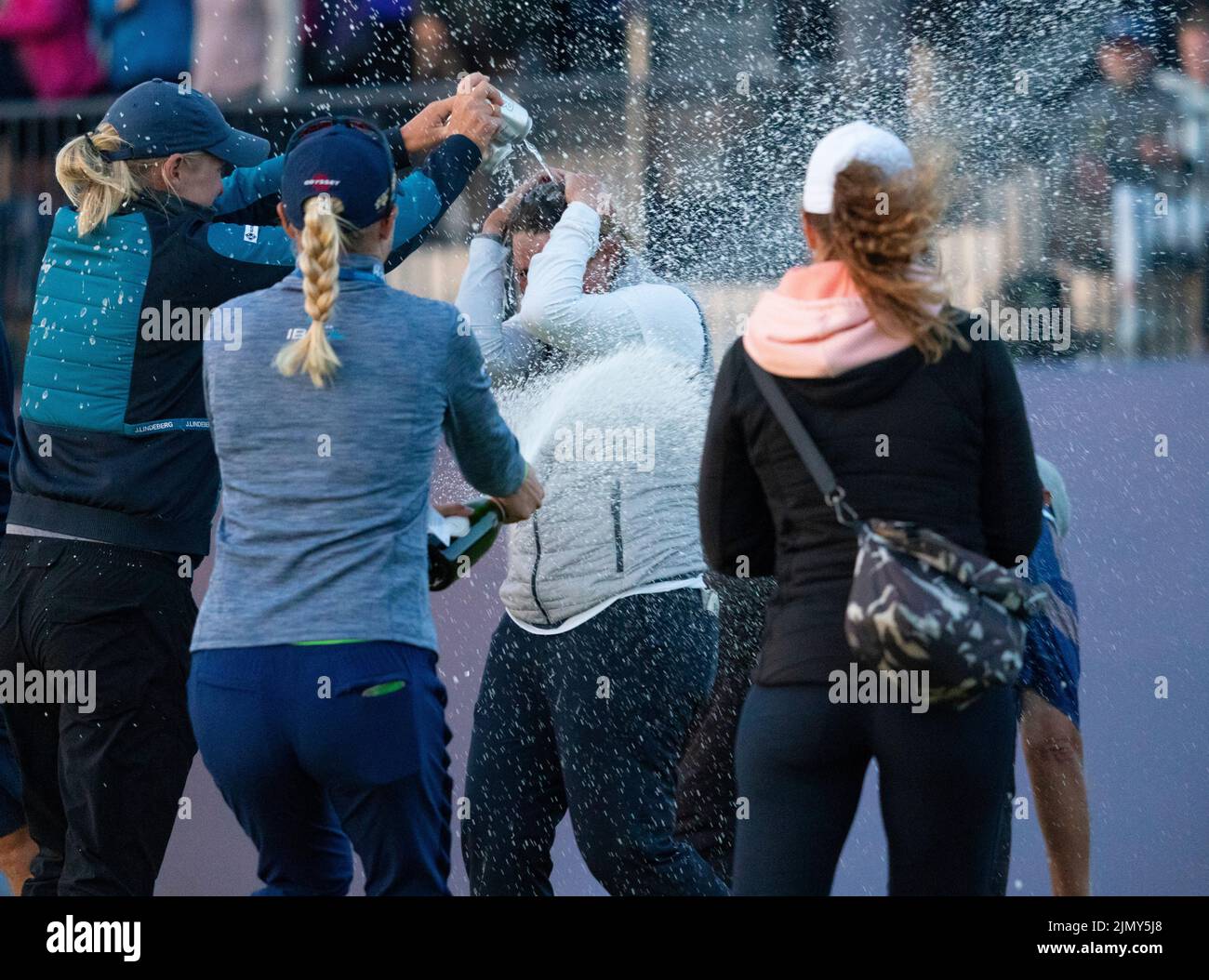 Gullane, Scozia, Regno Unito. 7th agosto 2022. Ultimo round del campionato AIG Women’s Open di golf a Muirfield, nella East Lothian. PIC; Ashleigh Buhai del Sudafrica festeggia il putt vincente su 4th buchi extra per vincere l’AIG Women’s Open a Muirfield questa sera. Ha battuto in Gee Chun della Corea del Sud sul buco extra 4th ( il 18th) in un playoff dopo che entrambi i giocatori hanno finito dieci sotto il par. Iain Masterton/Alamy Live News Foto Stock