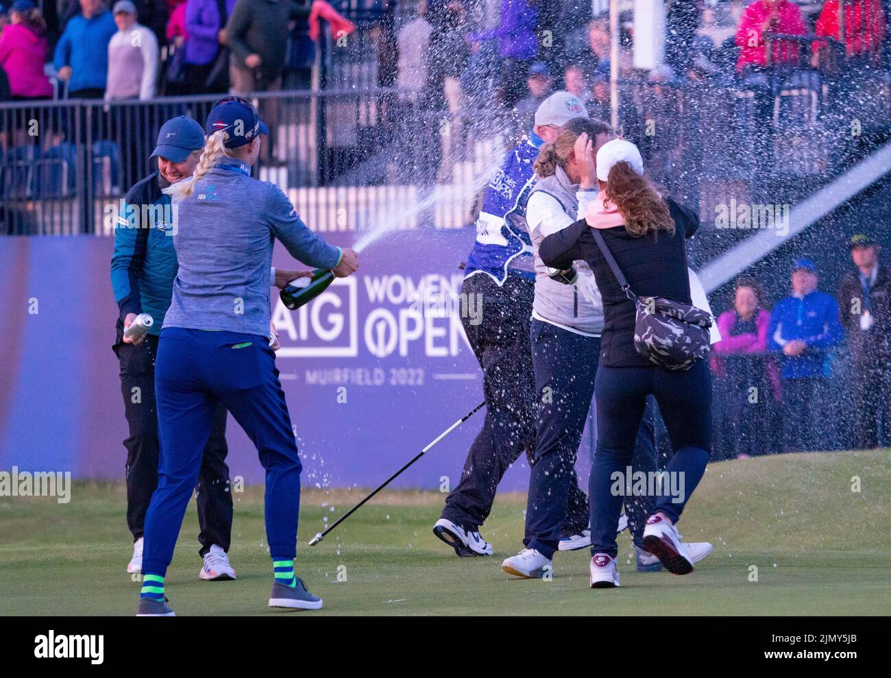 Gullane, Scozia, Regno Unito. 7th agosto 2022. Ultimo round del campionato AIG Women’s Open di golf a Muirfield, nella East Lothian. PIC; Ashleigh Buhai del Sudafrica festeggia il putt vincente su 4th buchi extra per vincere l’AIG Women’s Open a Muirfield questa sera. Ha battuto in Gee Chun della Corea del Sud sul buco extra 4th ( il 18th) in un playoff dopo che entrambi i giocatori hanno finito dieci sotto il par. Iain Masterton/Alamy Live News Foto Stock