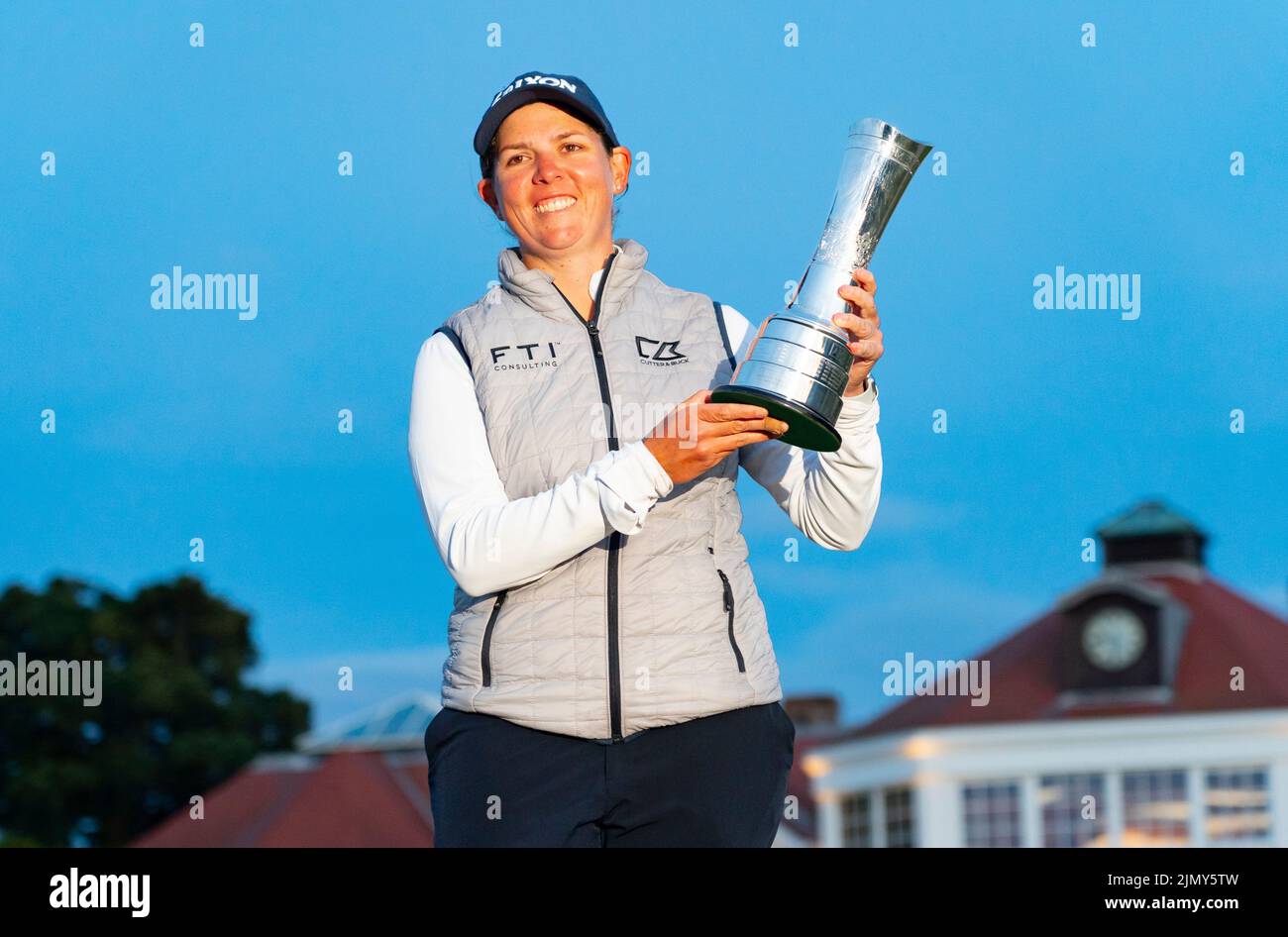 Gullane, Scozia, Regno Unito. 7th agosto 2022. Ultimo round del campionato AIG Women’s Open di golf a Muirfield, nella East Lothian. PIC; Ashleigh Buhai del Sudafrica detiene il trofeo dopo aver portato il putt vincente su 4th buche extra per vincere l’AIG Women’s Open a Muirfield questa sera. Ha battuto in Gee Chun della Corea del Sud sul buco extra 4th ( il 18th) in un playoff dopo che entrambi i giocatori hanno finito dieci sotto il par. Iain Masterton/Alamy Live News Foto Stock