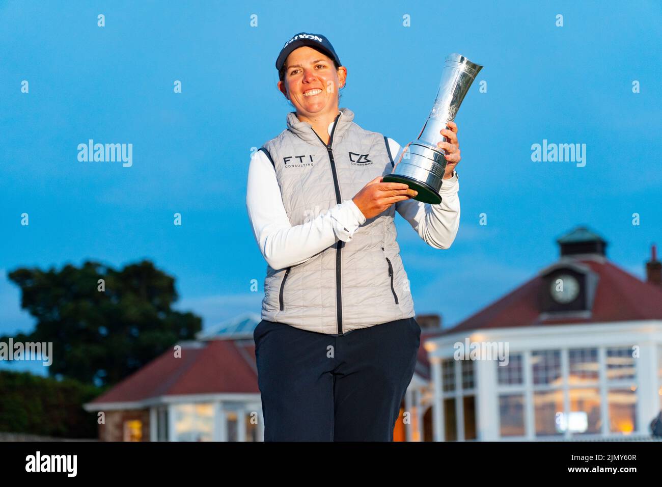 Gullane, Scozia, Regno Unito. 7th agosto 2022. Ultimo round del campionato AIG Women’s Open di golf a Muirfield, nella East Lothian. PIC; Ashleigh Buhai del Sudafrica detiene il trofeo dopo aver portato il putt vincente su 4th buche extra per vincere l’AIG Women’s Open a Muirfield questa sera. Ha battuto in Gee Chun della Corea del Sud sul buco extra 4th ( il 18th) in un playoff dopo che entrambi i giocatori hanno finito dieci sotto il par. Iain Masterton/Alamy Live News Foto Stock