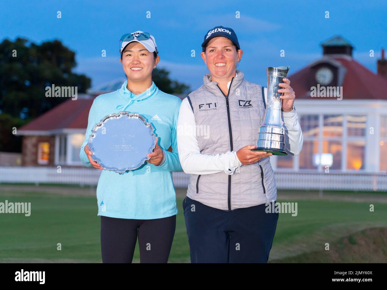 Gullane, Scozia, Regno Unito. 7th agosto 2022. Ultimo round del campionato AIG Women’s Open di golf a Muirfield, nella East Lothian. PIC; Ashleigh Buhai del Sudafrica detiene il trofeo accanto alla vittoria amatoriale di Rose Zhang dopo aver Holing il putt vincente su 4th buchi extra per vincere l’AIG Women’s Open a Muirfield questa sera. Ha battuto in Gee Chun della Corea del Sud sul buco extra 4th ( il 18th) in un playoff dopo che entrambi i giocatori hanno finito dieci sotto il par. Iain Masterton/Alamy Live News Foto Stock