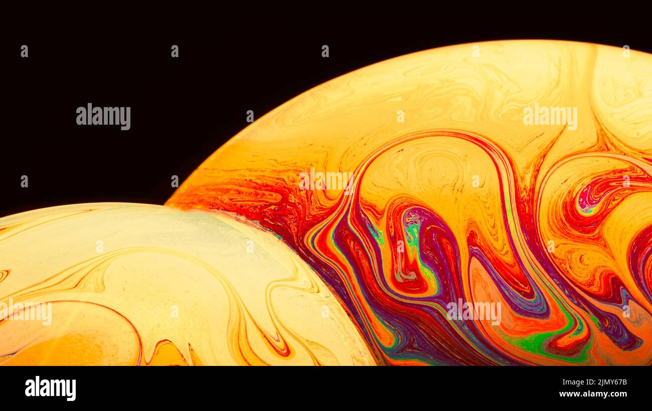 Gradiente artistico saturo bolle di sapone sfondo nero Foto Stock