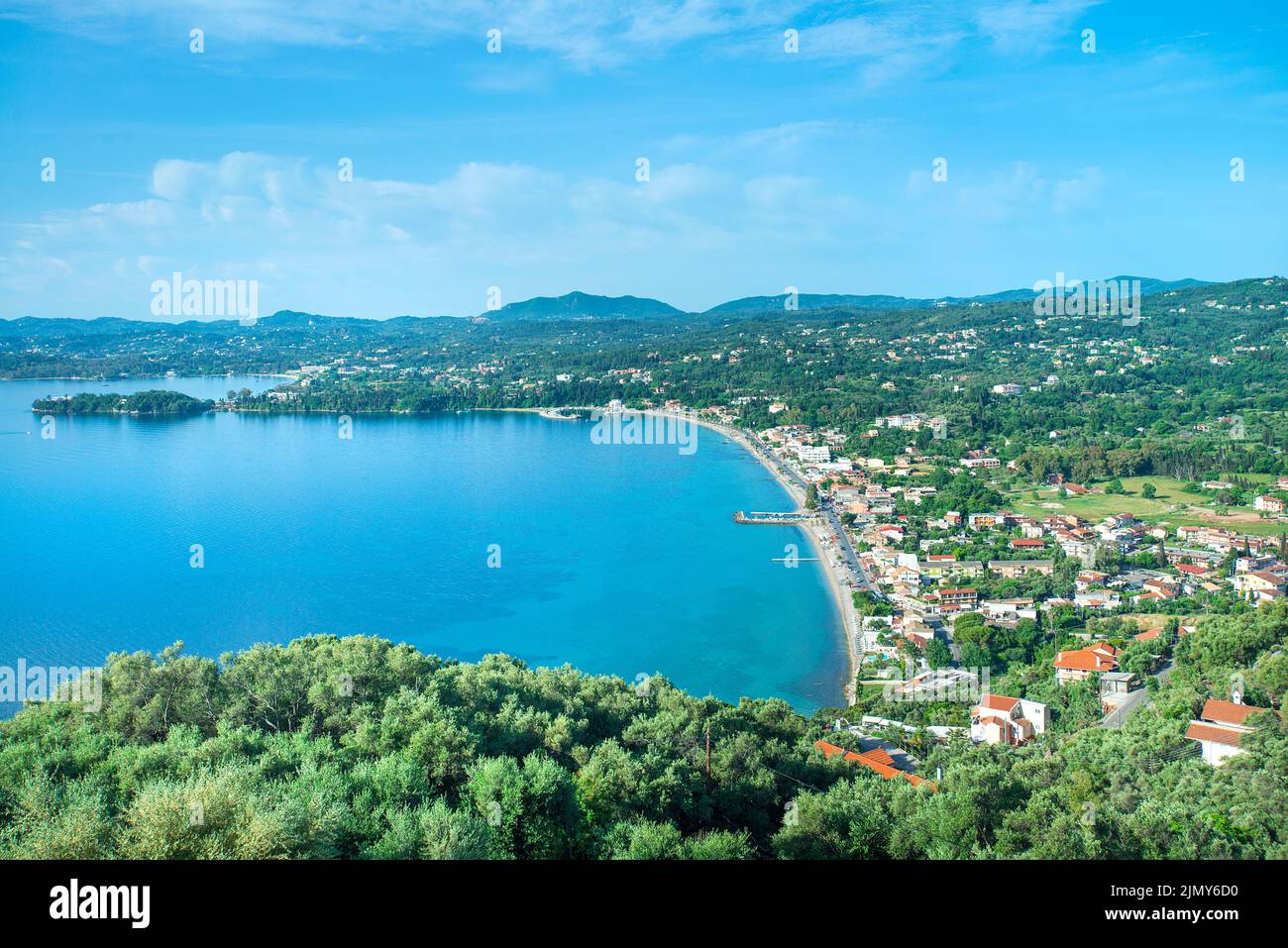 Ipsos città & spiaggia da vista punto di vista, Corfù, isole ioniche, Grecia Foto Stock