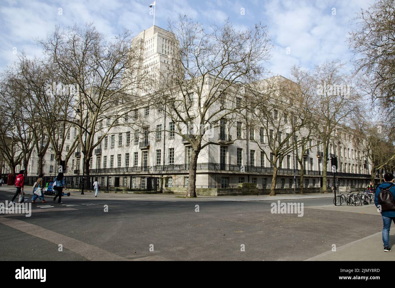 Londra, UK - 21 marzo 2022: Vista da Montague Place guardando verso l'imponente quartier generale dell'Università di Londra - Senate House a Bloomsb Foto Stock