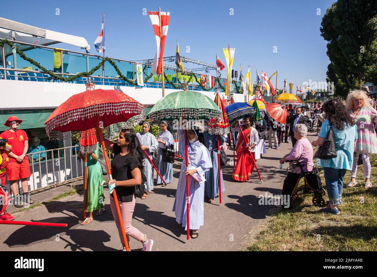 Processione della nave del Corpus Christi Muelheimer Gottestracht sul fiume Reno, Colonia, Germania. Membri della comunità indiana sulla via processionale t Foto Stock