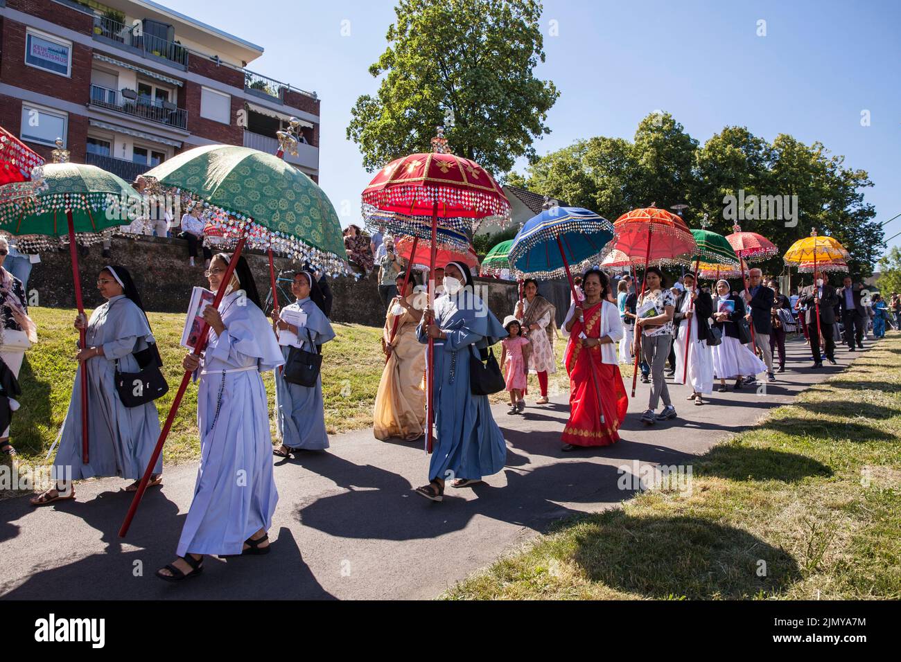 Processione della nave del Corpus Christi Muelheimer Gottestracht sul fiume Reno, Colonia, Germania. Membri della comunità indiana sulla via processionale t Foto Stock