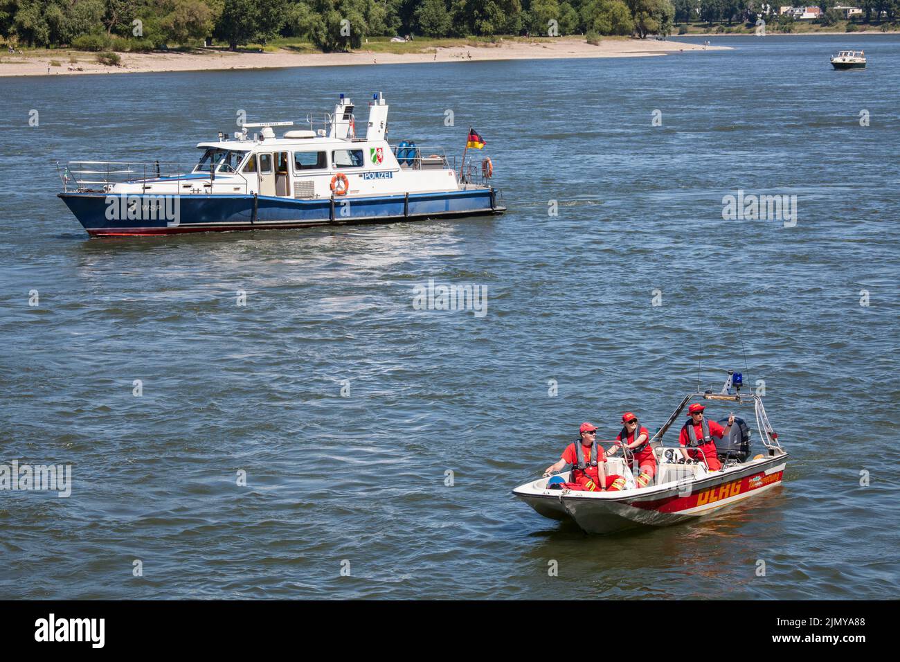 Barca di salvataggio della Associazione tedesca di salvataggio della vita DLRG e una nave di polizia sul Reno, Colonia, Germania. Rettungsboot der Deutsche Lebens-Rettungs-GE Foto Stock