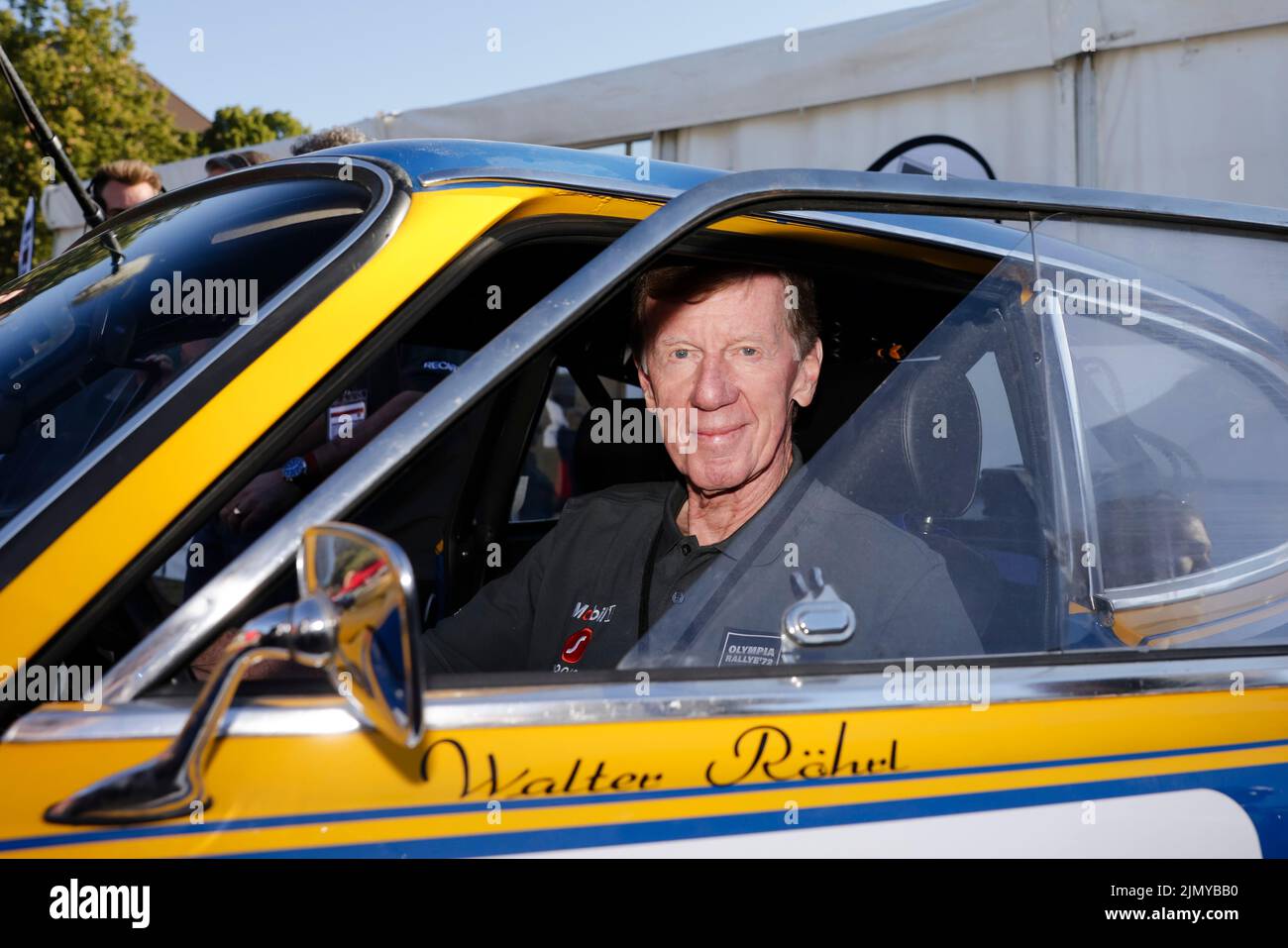 Kiel, Germania. 08th ago 2022. L'ex campione del mondo di rally Walter Röhrl siede nella sua vettura prima dell'inizio del rilancio del Rally Olimpico 1972. 197 squadre con veicoli di 44 marche diverse costruite tra il 1950 e il 1990 si trasferiranno a Monaco in sei tappe. Credit: Frank Molter/dpa/Alamy Live News Foto Stock