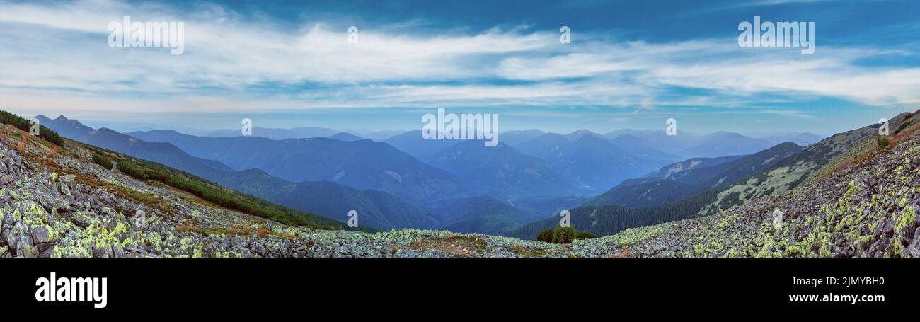 Estate sunrise panorama di montagna (Carpazi, Ucraina). Foto Stock