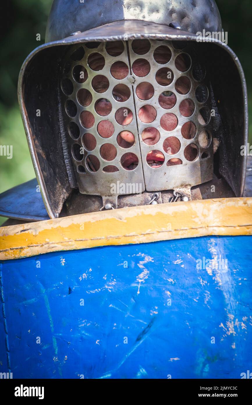 Aquileia, Italia. 22nd giugno 2014. Gladiatore con casco in tessuto e protezione. Credit: Independent Photo Agency/Alamy Live News Foto Stock