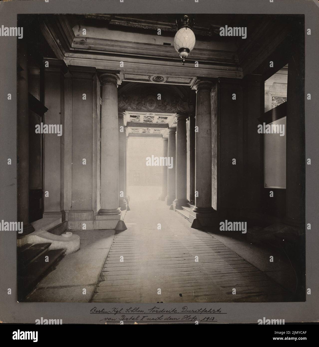 Schlüter Andreas (1660-1714), palazzo comunale di Berlino (1913): Lato nord, passaggio da Portal V alla fattoria. Foto su cartone, 42,9 x 42,2 cm (inclusi i bordi di scansione) Foto Stock