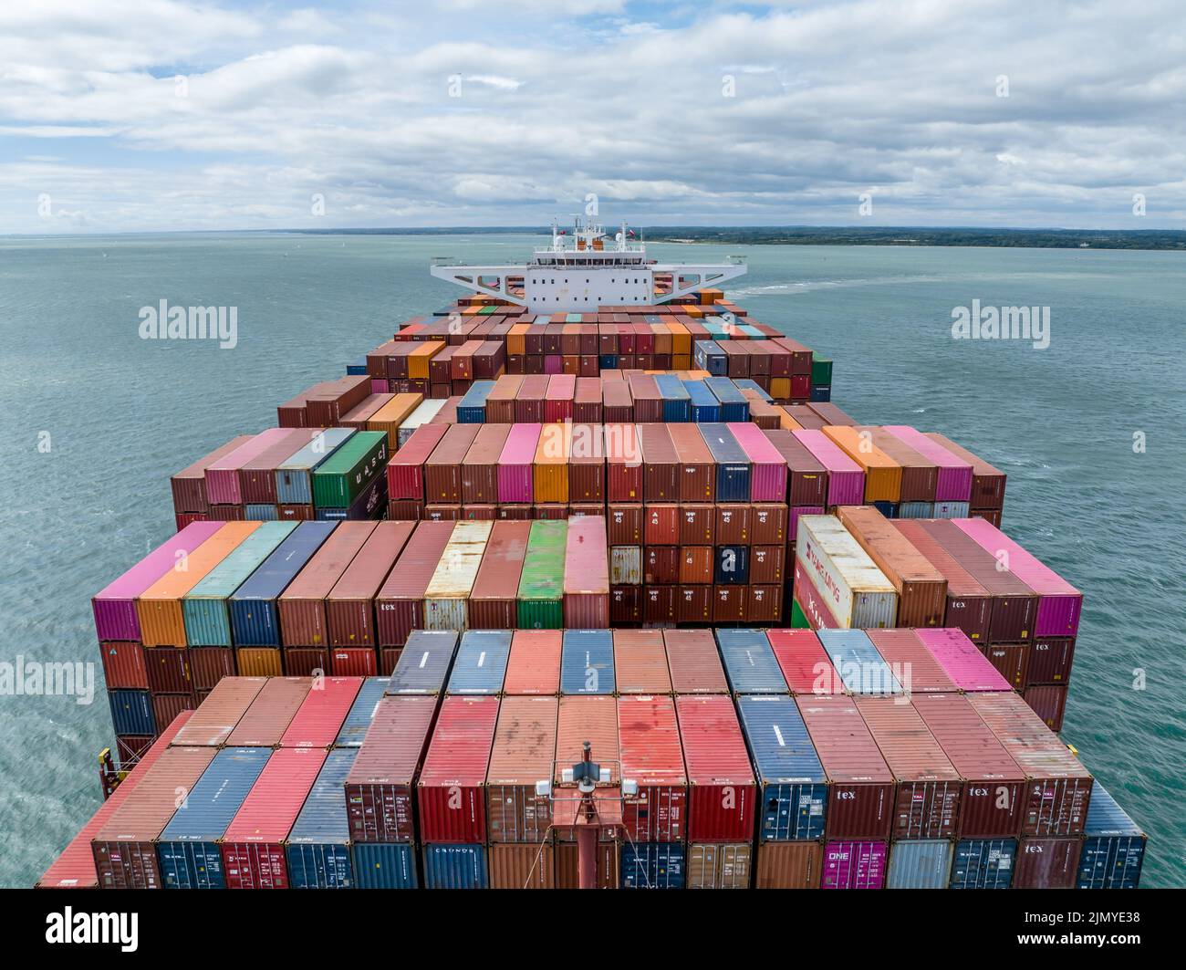 Enorme nave container in mare che trasporta merci e merci ai porti internazionali Foto Stock