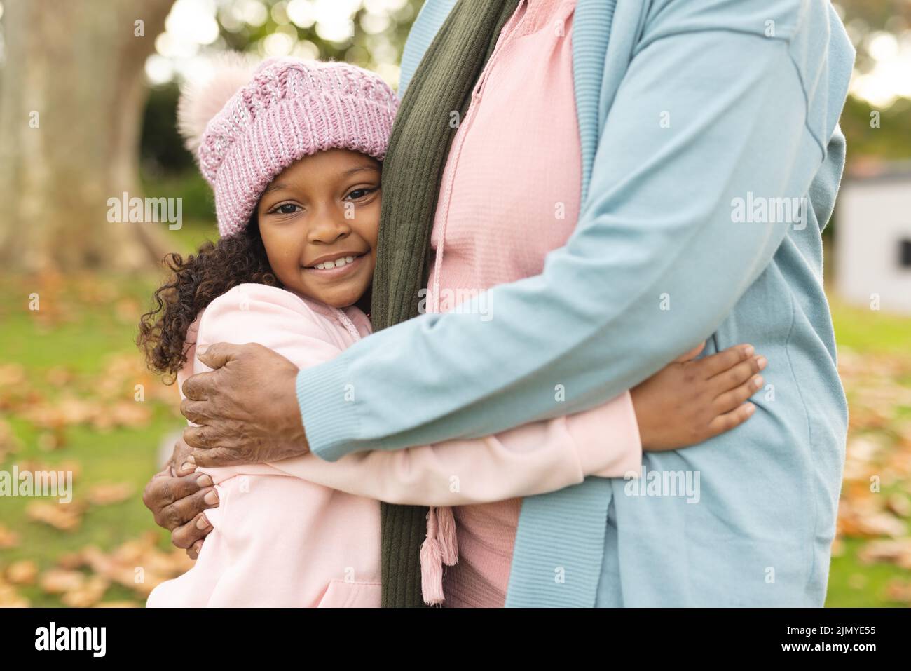 Immagine di felice nonna e nipote afroamericana abbracciati in giardino Foto Stock
