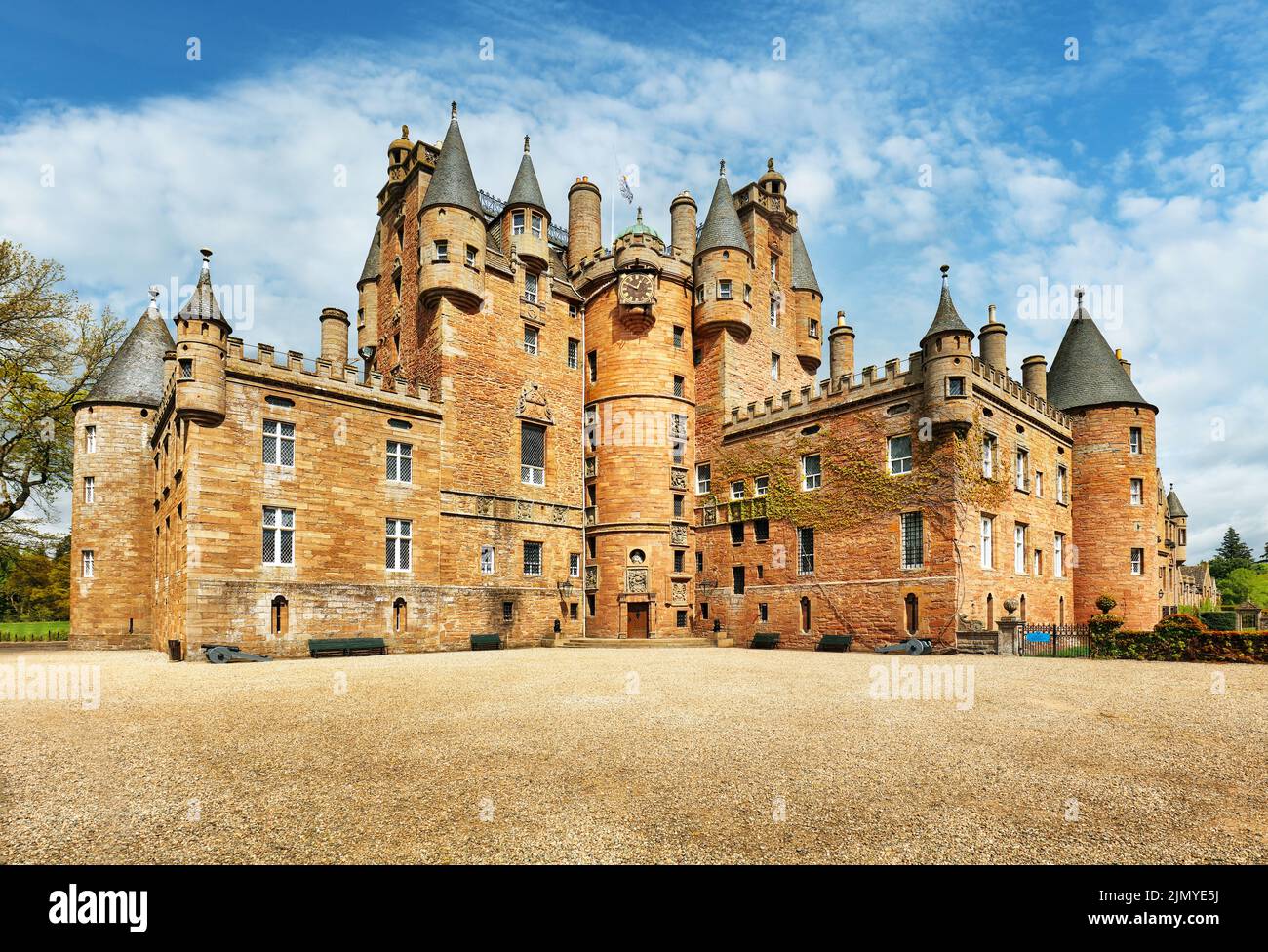 Scozia - Castello di Glamis in bella giornata con cielo blu Foto Stock
