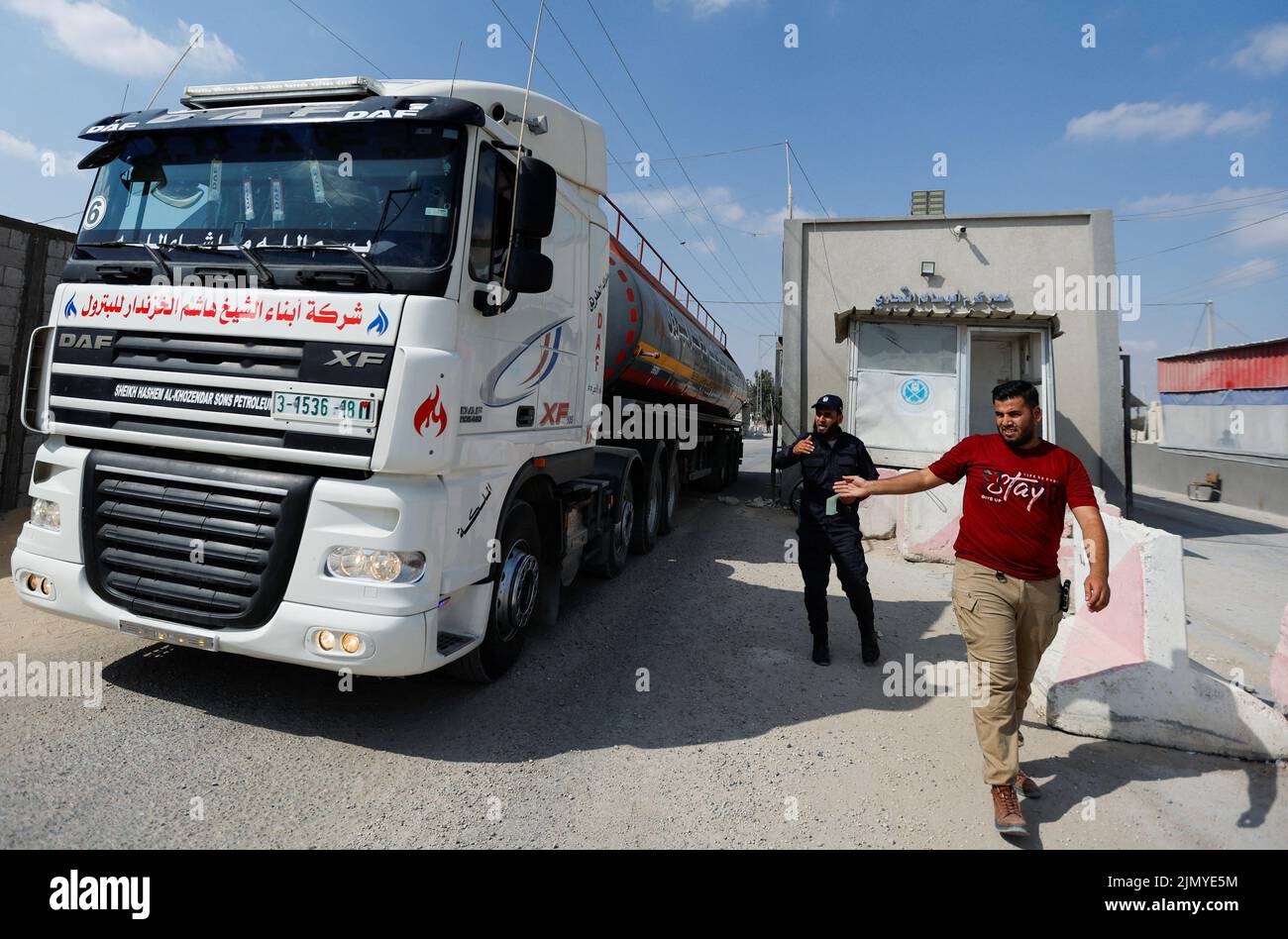Un camion che trasporta le importazioni di carburante per la centrale solitaria entra a Gaza, dopo che Israele ha cessato la chiusura, come il cessate il fuoco si trova a Rafah, nella striscia meridionale di Gaza, il 8 agosto 2022. REUTERS/Ibraheem Abu Mustafa Foto Stock