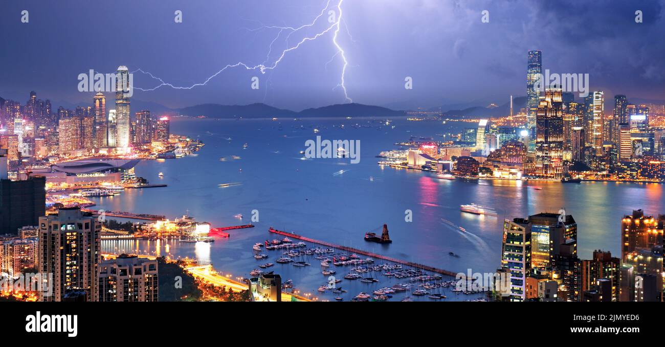 Hong Kong vista notturna con tempesta e bulloni di illuminazione Foto Stock