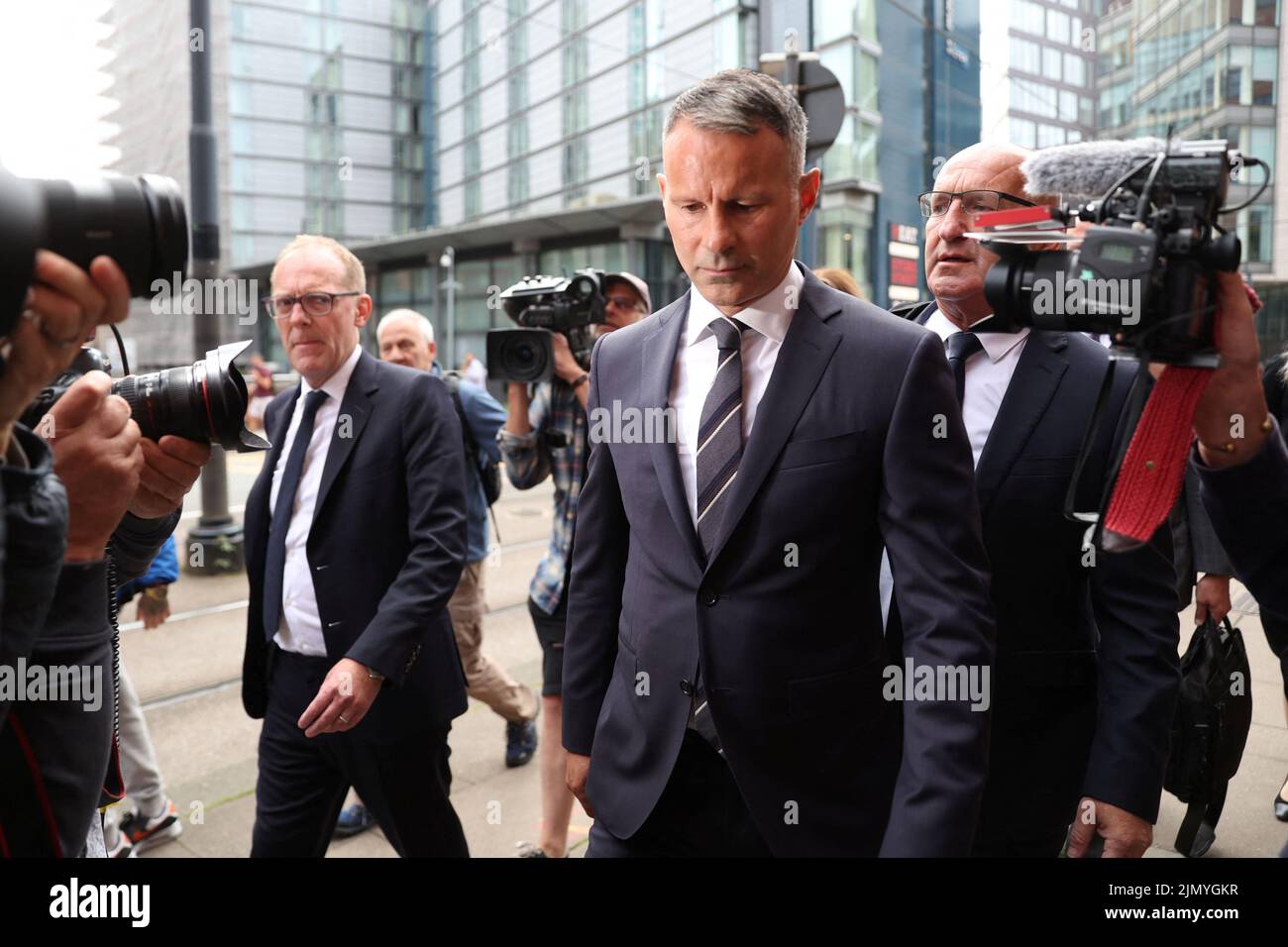 L'ex calciatore del Manchester United Ryan Giggs arriva al Manchester Crown Court di Manchester, in Gran Bretagna, il 8 agosto 2022. REUTERS/Carl Recine Foto Stock