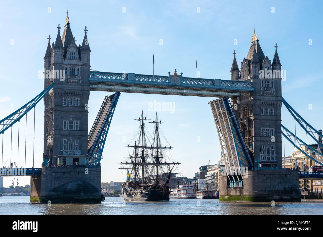 Tower Bridge, Londra, Regno Unito. 8th ago, 2022. Goteborg di Svezia è una replica a vela della svedese East Indiaman Goteborg i, lanciata nel 1738, e sta visitando Londra per accogliere i visitatori a bordo. La replica di legno fu lanciata nel 2003 e visitò Londra l'ultima volta nel 2007. Ha navigato sul Fiume Tamigi in mattinata per passare sotto il Tower Bridge aperto prima di svoltare e passare di nuovo sotto e dirigersi verso il Thames Quay a Canary Wharf, dove sarà aperto ai visitatori. Passando a monte sotto il Tower Bridge Foto Stock