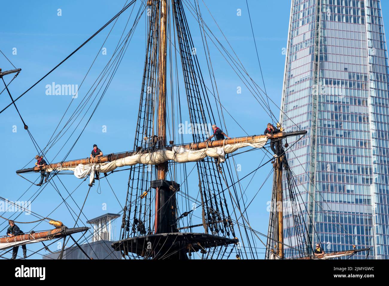 Tower Bridge, Londra, Regno Unito. 8th ago, 2022. Goteborg di Svezia è una replica a vela della svedese East Indiaman Goteborg i, lanciata nel 1738, e sta visitando Londra per accogliere i visitatori a bordo. La replica di legno fu lanciata nel 2003 e visitò Londra l'ultima volta nel 2007. Ha navigato sul Fiume Tamigi in mattinata per passare sotto il Tower Bridge aperto prima di svoltare e passare di nuovo sotto e dirigersi verso il Thames Quay a Canary Wharf, dove sarà aperto ai visitatori. I membri dell'equipaggio saliscono sui montanti, con lo Shard Foto Stock
