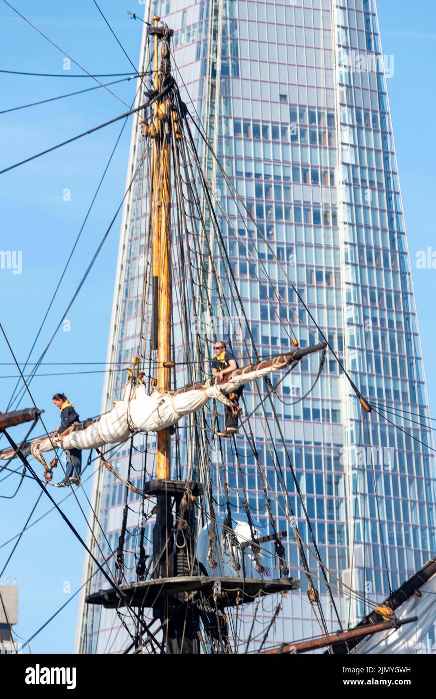 Tower Bridge, Londra, Regno Unito. 8th ago, 2022. Goteborg di Svezia è una replica a vela della svedese East Indiaman Goteborg i, lanciata nel 1738, e sta visitando Londra per accogliere i visitatori a bordo. La replica di legno fu lanciata nel 2003 e visitò Londra l'ultima volta nel 2007. Ha navigato sul Fiume Tamigi in mattinata per passare sotto il Tower Bridge aperto prima di svoltare e passare di nuovo sotto e dirigersi verso il Thames Quay a Canary Wharf, dove sarà aperto ai visitatori. Equipaggio su l'albero, con la barba Foto Stock