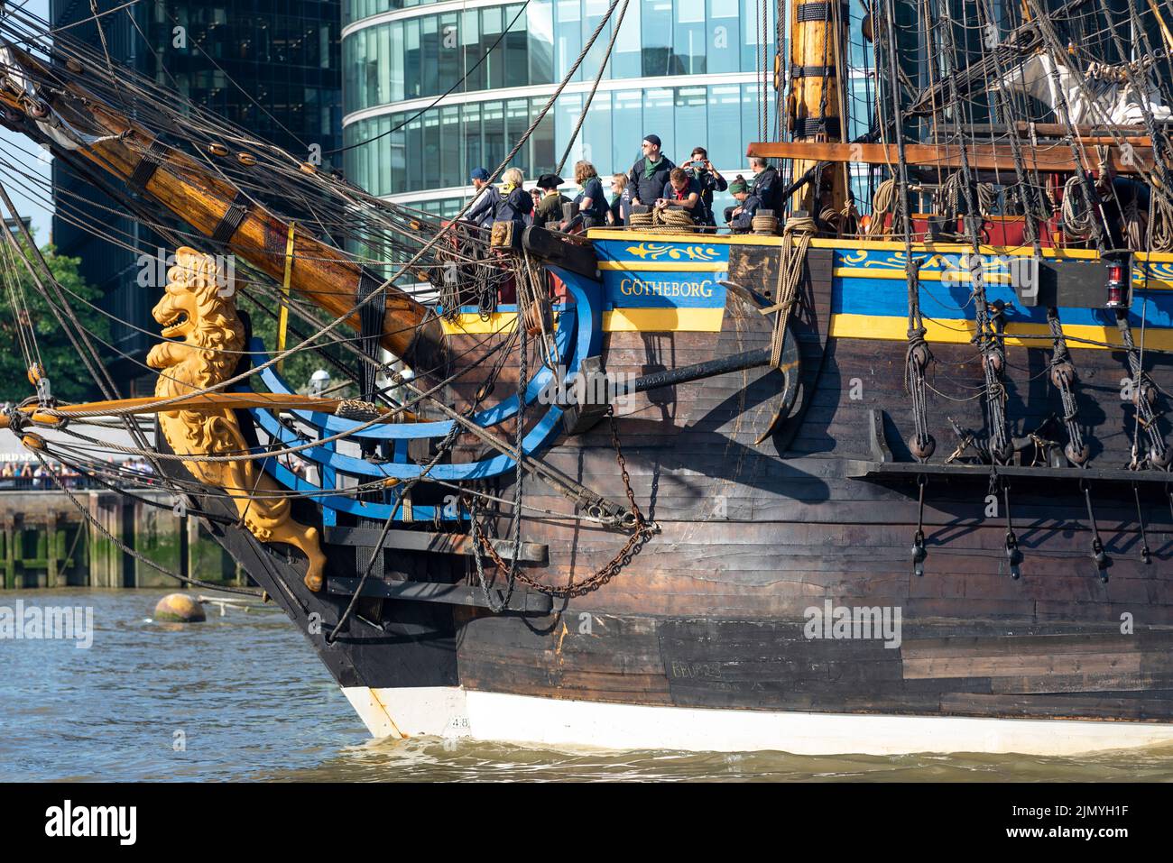 Tower Bridge, Londra, Regno Unito. 8th ago, 2022. Goteborg di Svezia è una replica a vela della svedese East Indiaman Goteborg i, lanciata nel 1738, e sta visitando Londra per accogliere i visitatori a bordo. La replica di legno fu lanciata nel 2003 e visitò Londra l'ultima volta nel 2007. Ha navigato sul Fiume Tamigi in mattinata per passare sotto il Tower Bridge aperto prima di svoltare e passare di nuovo sotto e dirigersi verso il Thames Quay a Canary Wharf, dove sarà aperto ai visitatori. Arco, con figurehead, nome e membri dell'equipaggio Foto Stock
