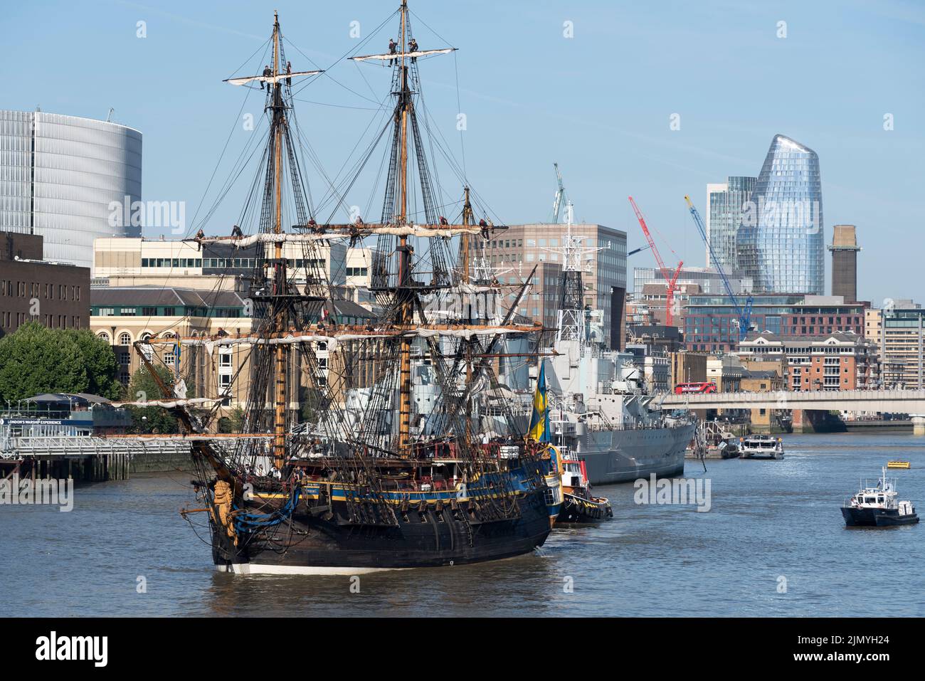Tower Bridge, Londra, Regno Unito. 8th ago, 2022. Goteborg di Svezia è una replica a vela della svedese East Indiaman Goteborg i, lanciata nel 1738, e sta visitando Londra per accogliere i visitatori a bordo. La replica di legno fu lanciata nel 2003 e visitò Londra l'ultima volta nel 2007. Ha navigato sul Fiume Tamigi in mattinata per passare sotto il Tower Bridge aperto prima di svoltare e passare di nuovo sotto e dirigersi verso il Thames Quay a Canary Wharf, dove sarà aperto ai visitatori. Con HMS Belfast Foto Stock