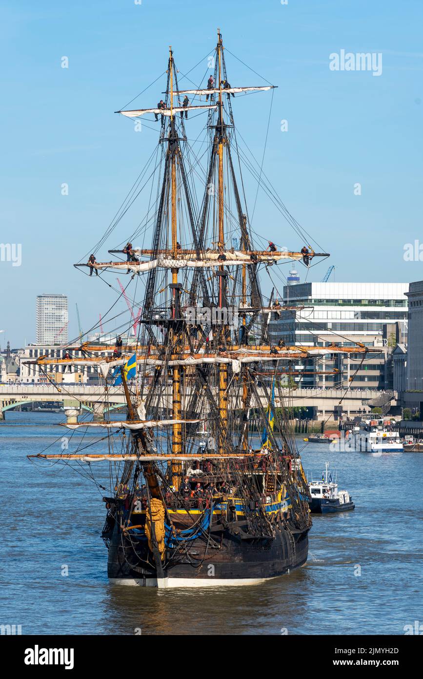 Tower Bridge, Londra, Regno Unito. 8th ago, 2022. Goteborg di Svezia è una replica a vela della svedese East Indiaman Goteborg i, lanciata nel 1738, e sta visitando Londra per accogliere i visitatori a bordo. La replica di legno fu lanciata nel 2003 e visitò Londra l'ultima volta nel 2007. Ha navigato sul Fiume Tamigi in mattinata per passare sotto il Tower Bridge aperto prima di svoltare e passare di nuovo sotto e dirigersi verso il Thames Quay a Canary Wharf, dove sarà aperto ai visitatori. London Bridge dietro Foto Stock
