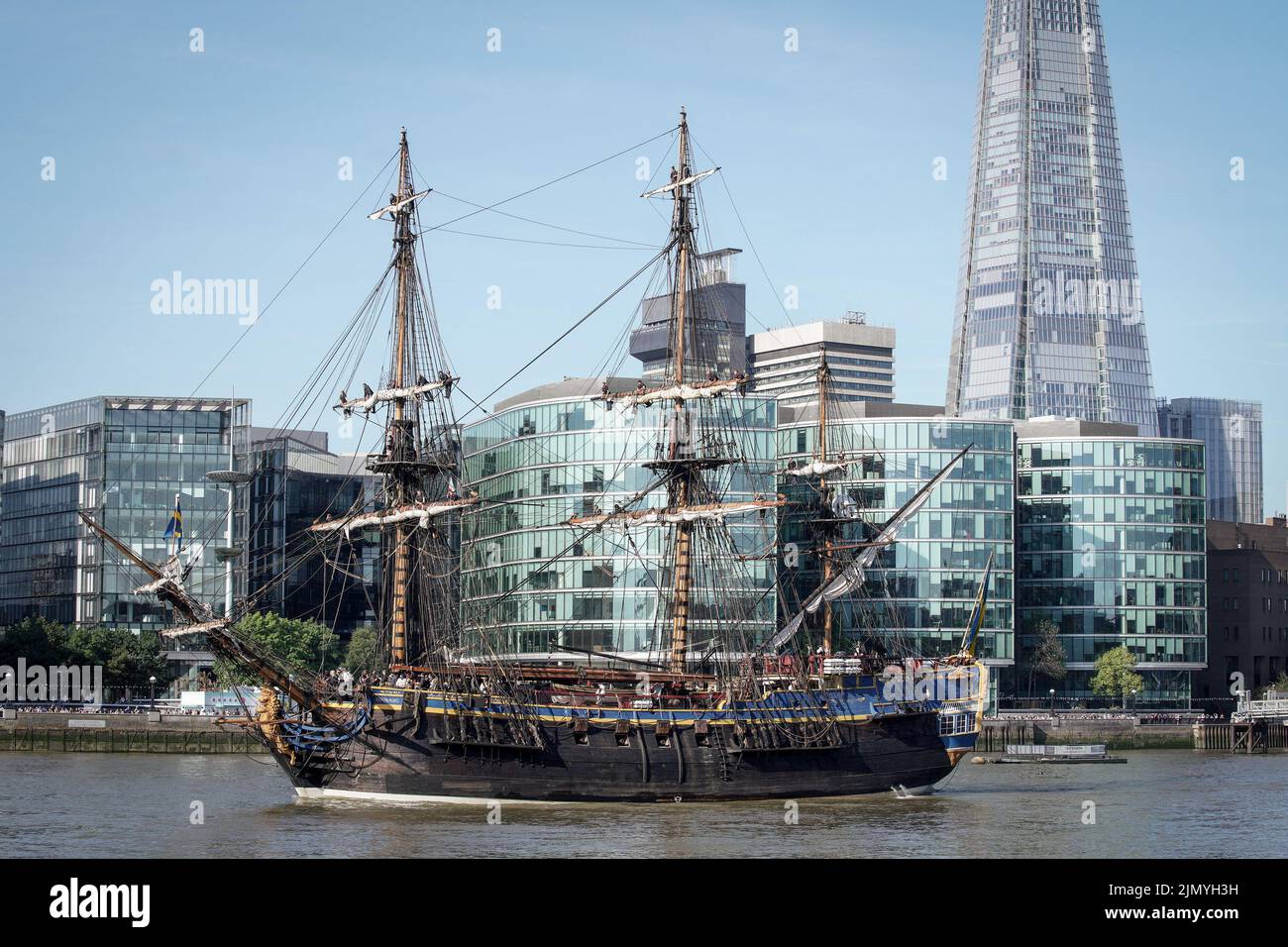 Londra, Regno Unito. 8th agosto 2022. Goteborg - l'alta barca a vela svedese arriva in città. La nave a vela attiva più grande del mondo arriva a Londra. Il Goteborg, una replica quasi perfetta di una nave alta 18th secoli, è stato originariamente lanciato nel 1738 con le sue origini alla Svedese East India Company. Questa replica ha richiesto 20 anni per costruire con il lavoro a partire dal 1995. Credit: Guy Corbishley/Alamy Live News Foto Stock