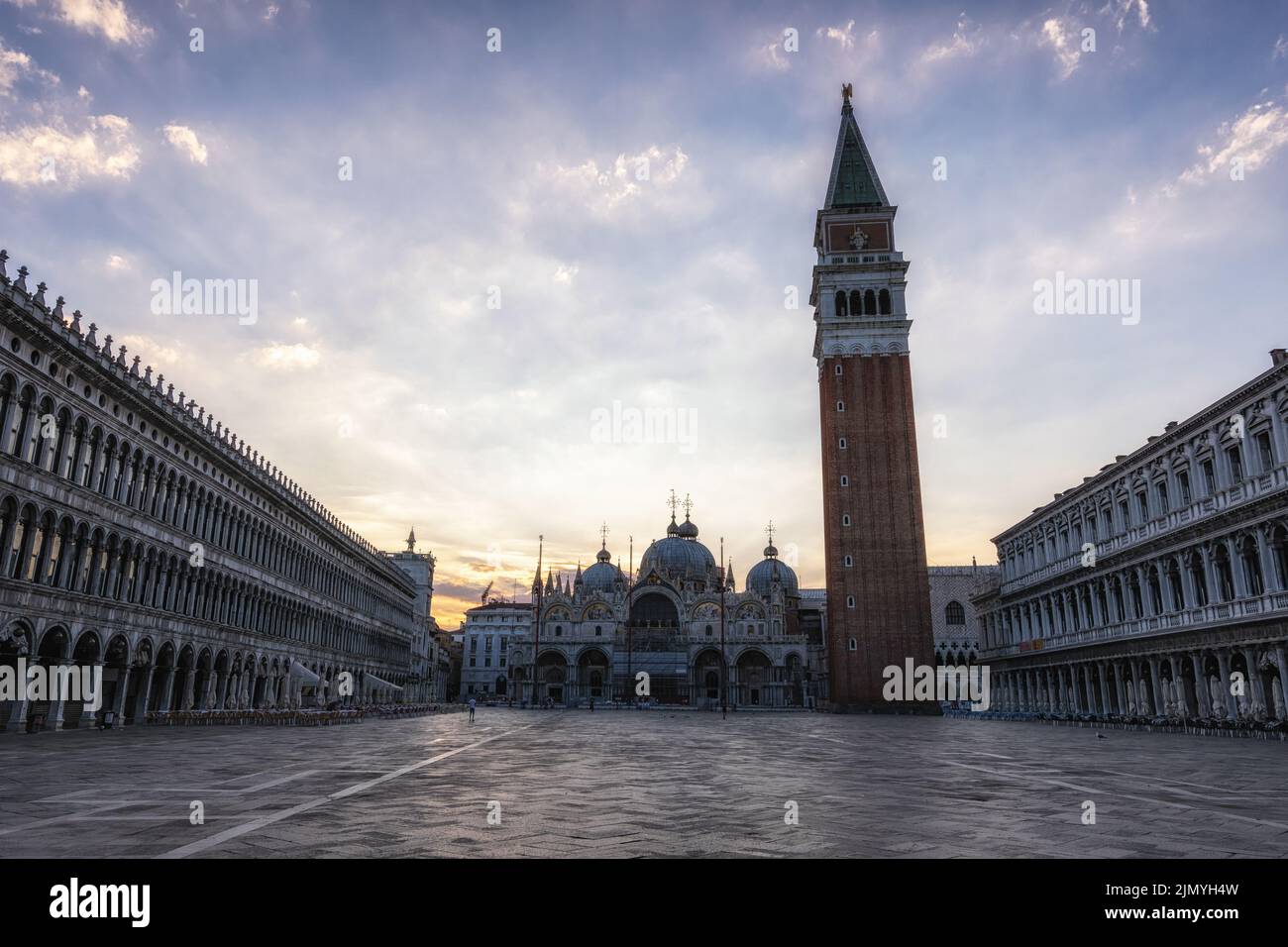 Vista sull'alba di Saint Marks Plaza con il campanile. Presa a Venezia, Italia Foto Stock