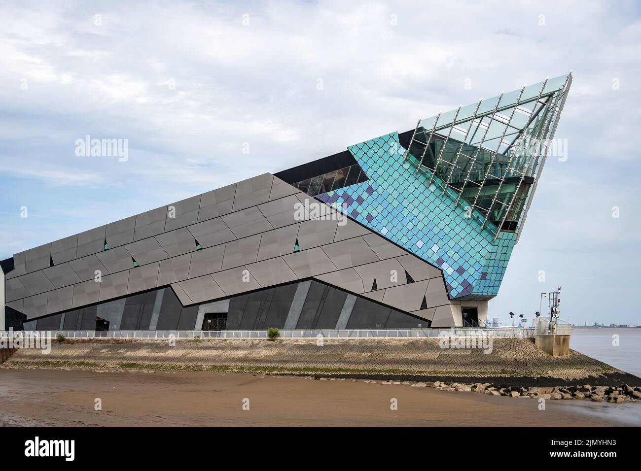 KINGSTON UPON HULL, YORKSHIRE, Regno Unito - LUGLIO 17: Il profondo edificio vicino al porto turistico di Kingston Upon Hull il 17 Luglio 2022 Foto Stock