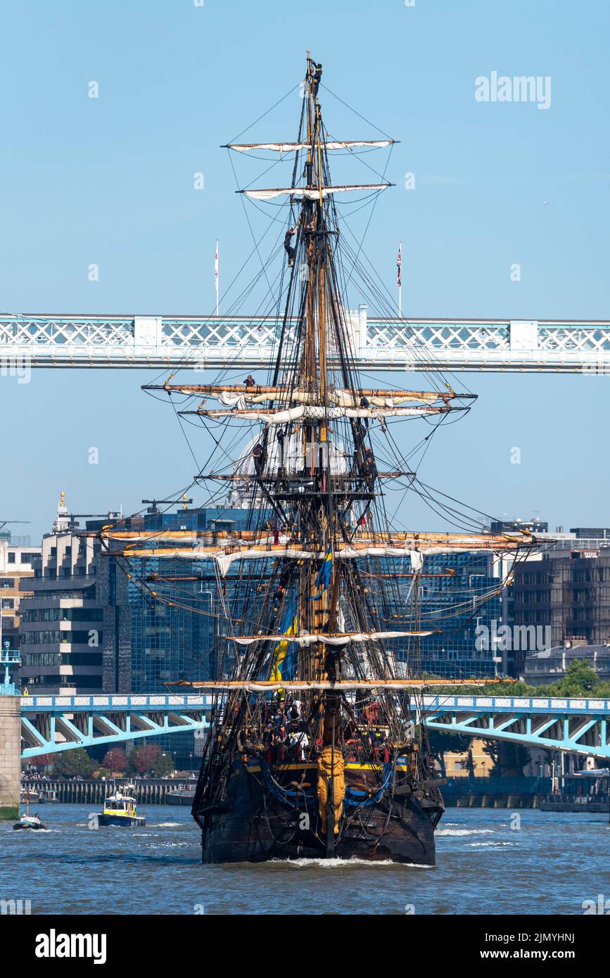 Tower Bridge, Londra, Regno Unito. 8th ago, 2022. Goteborg di Svezia è una replica a vela della svedese East Indiaman Goteborg i, lanciata nel 1738, e sta visitando Londra per accogliere i visitatori a bordo. La replica di legno fu lanciata nel 2003 e visitò Londra l'ultima volta nel 2007. Ha navigato sul Fiume Tamigi in mattinata per passare sotto il Tower Bridge aperto prima di svoltare e passare di nuovo sotto e dirigersi verso il Thames Quay a Canary Wharf, dove sarà aperto ai visitatori. Scendendo lungo il fiume dopo aver passato sotto il Tower Bridge Foto Stock