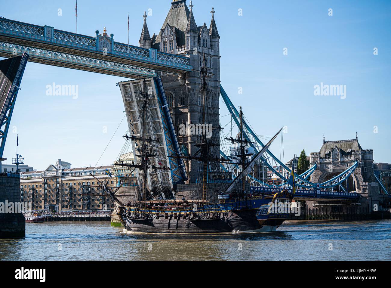 Londra, Regno Unito. 8 agosto 2022 la Götheborg della Svezia, la più grande barca a vela attiva in legno del mondo passa sotto il ponte della Torre aperta mentre navigava sul Tamigi la mattina prima di rientrare per il Tamigi Quay a Canary Wharf. .Il Götheborg è una replica quasi perfetta di una nave alta del 18th° secolo e fu originariamente lanciato nel 1738 con le sue origini alla Compagnia delle Indie Orientali svedesi. Questa replica ha richiesto 20 anni per costruire con il lavoro a partire dal 1995. Credit. amer Ghazzal/Alamy Live News Foto Stock