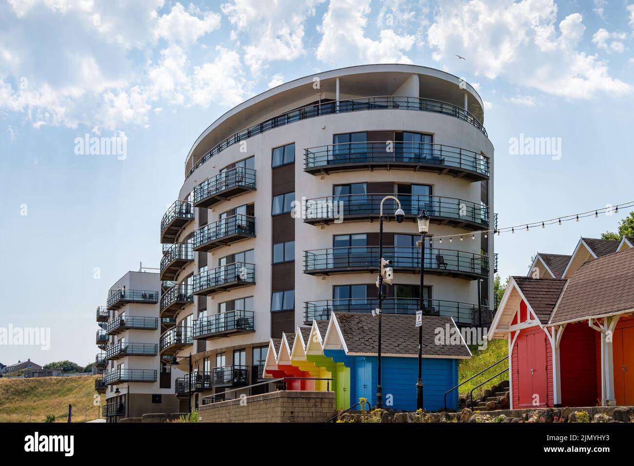 SCARBOROUGH, NORTH YORKSHIRE, Regno Unito - LUGLIO 18: Appartamenti a North Bay a Scarborough, North Yorkshire il 18 Luglio 2022 Foto Stock