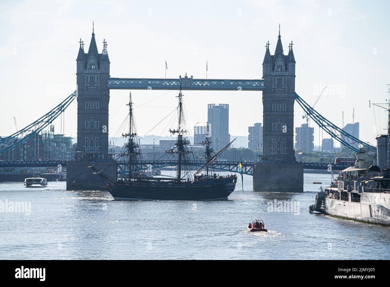 Londra, Regno Unito. 8 agosto 2022 la Götheborg della Svezia, la più grande barca a vela attiva in legno del mondo passa sotto il ponte della Torre aperta mentre navigava sul Tamigi la mattina prima di rientrare per il Tamigi Quay a Canary Wharf. .Il Götheborg è una replica quasi perfetta di una nave alta del 18th° secolo e fu originariamente lanciato nel 1738 con le sue origini alla Compagnia delle Indie Orientali svedesi. Questa replica ha richiesto 20 anni per costruire con il lavoro a partire dal 1995. Credit. amer Ghazzal/Alamy Live News Foto Stock