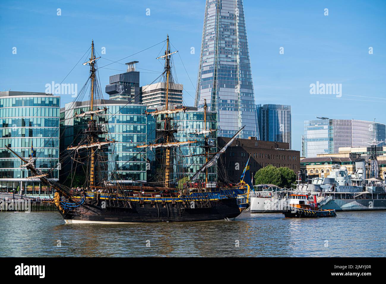 Londra, Regno Unito. 8 agosto 2022 la Götheborg della Svezia, la più grande barca a vela attiva in legno del mondo passa sotto il ponte della Torre aperta mentre navigava sul Tamigi la mattina prima di rientrare per il Tamigi Quay a Canary Wharf. .Il Götheborg è una replica quasi perfetta di una nave alta del 18th° secolo e fu originariamente lanciato nel 1738 con le sue origini alla Compagnia delle Indie Orientali svedesi. Questa replica ha richiesto 20 anni per costruire con il lavoro a partire dal 1995. Credit. amer Ghazzal/Alamy Live News Foto Stock