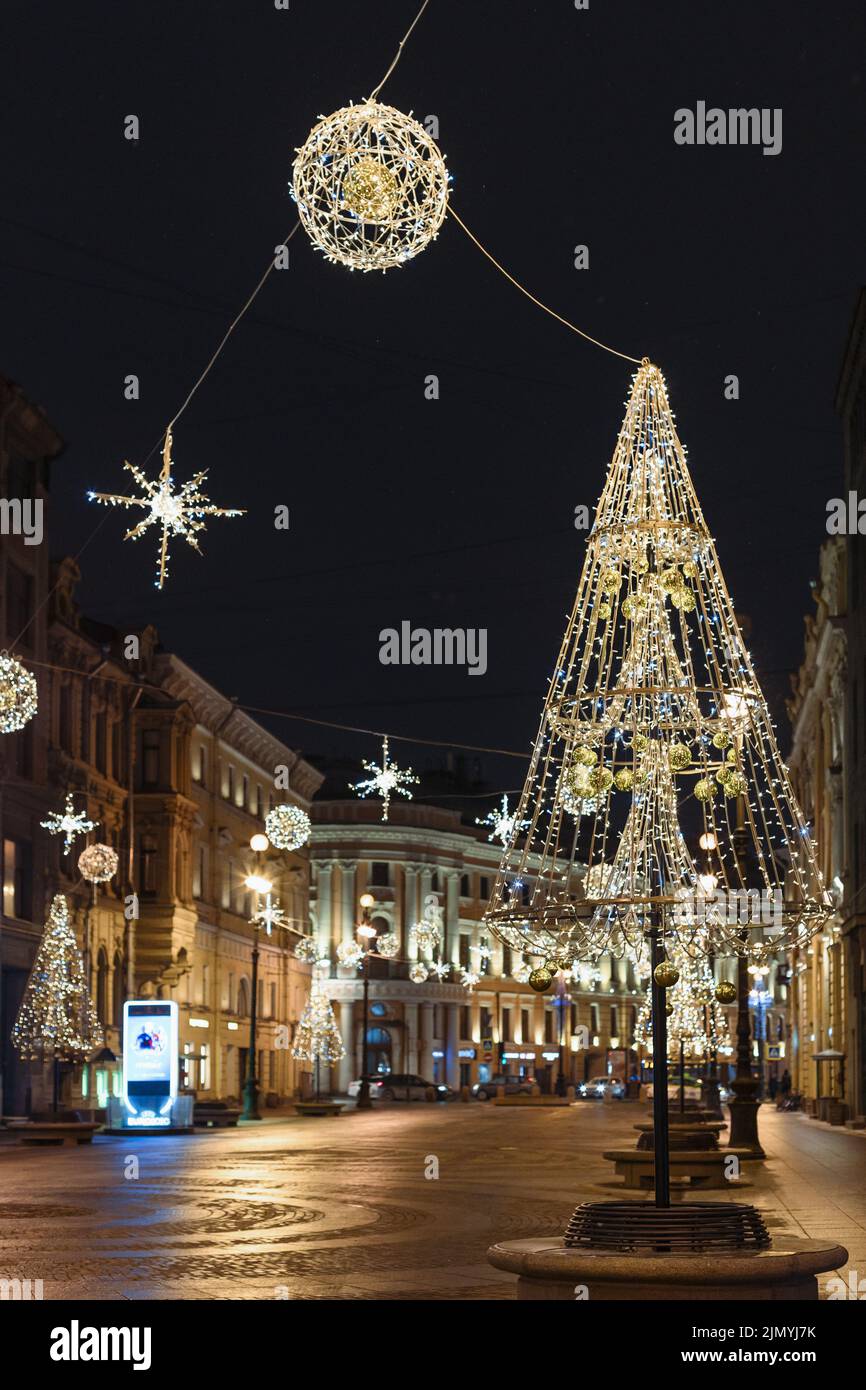 San Pietroburgo, Russia - 13 gennaio 2021: Decorazioni natalizie per le strade della città. Illuminazione di elementi decorativi luminosi alla luce della sera a San Pietroburgo, Russia. Foto Stock