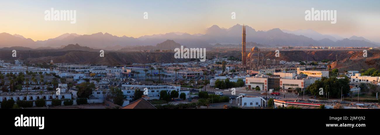 Vista panoramica dall'alto della moschea di al Sahab e della città vecchia al tramonto, banner. Silhouette di persone nell'area dello shopping con souvenir in luce notturna, Sharm El Sheikh, Egitto. Foto di alta qualità Foto Stock
