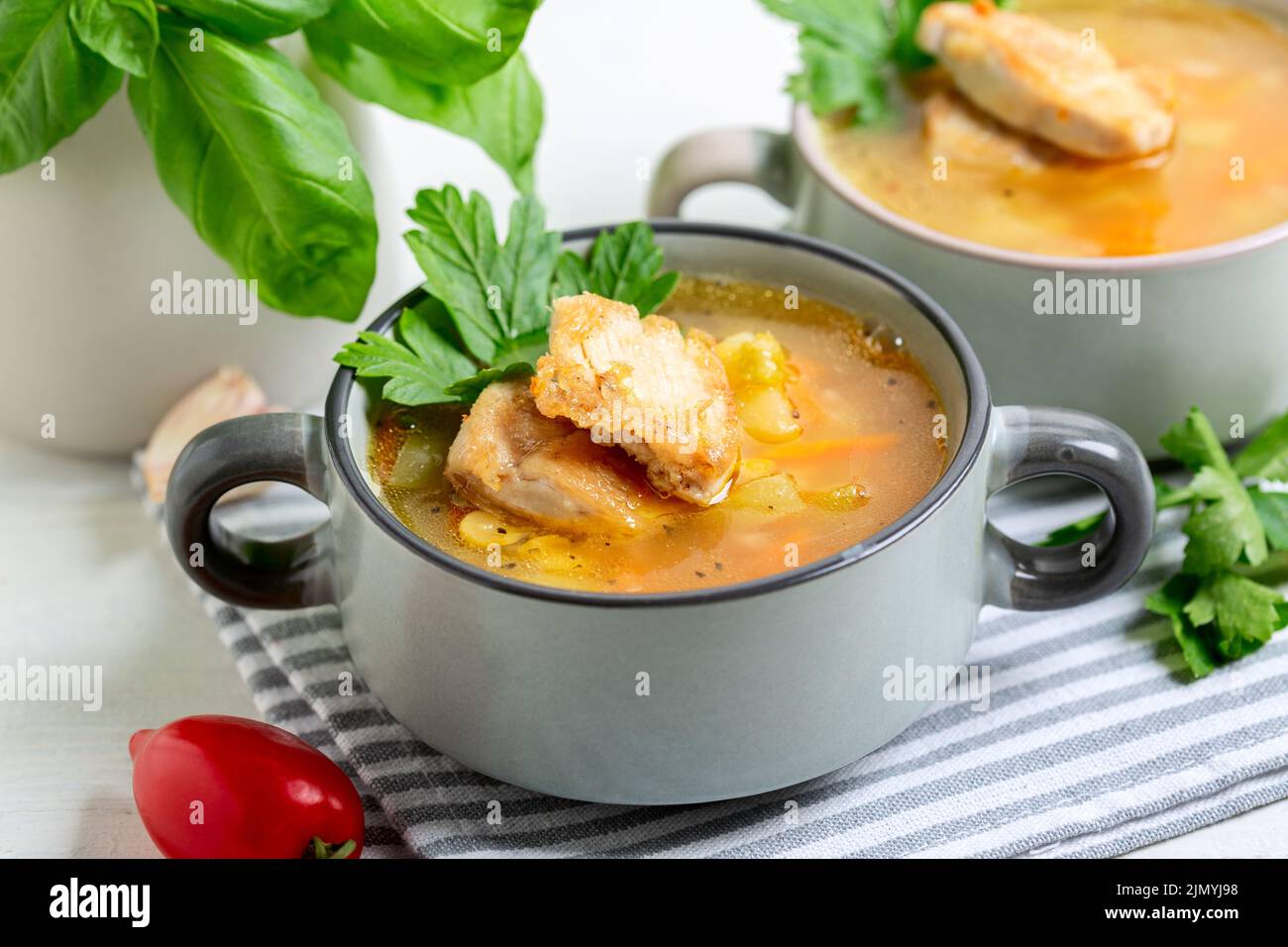Zuppa di fagioli spessi con pollo. Foto Stock