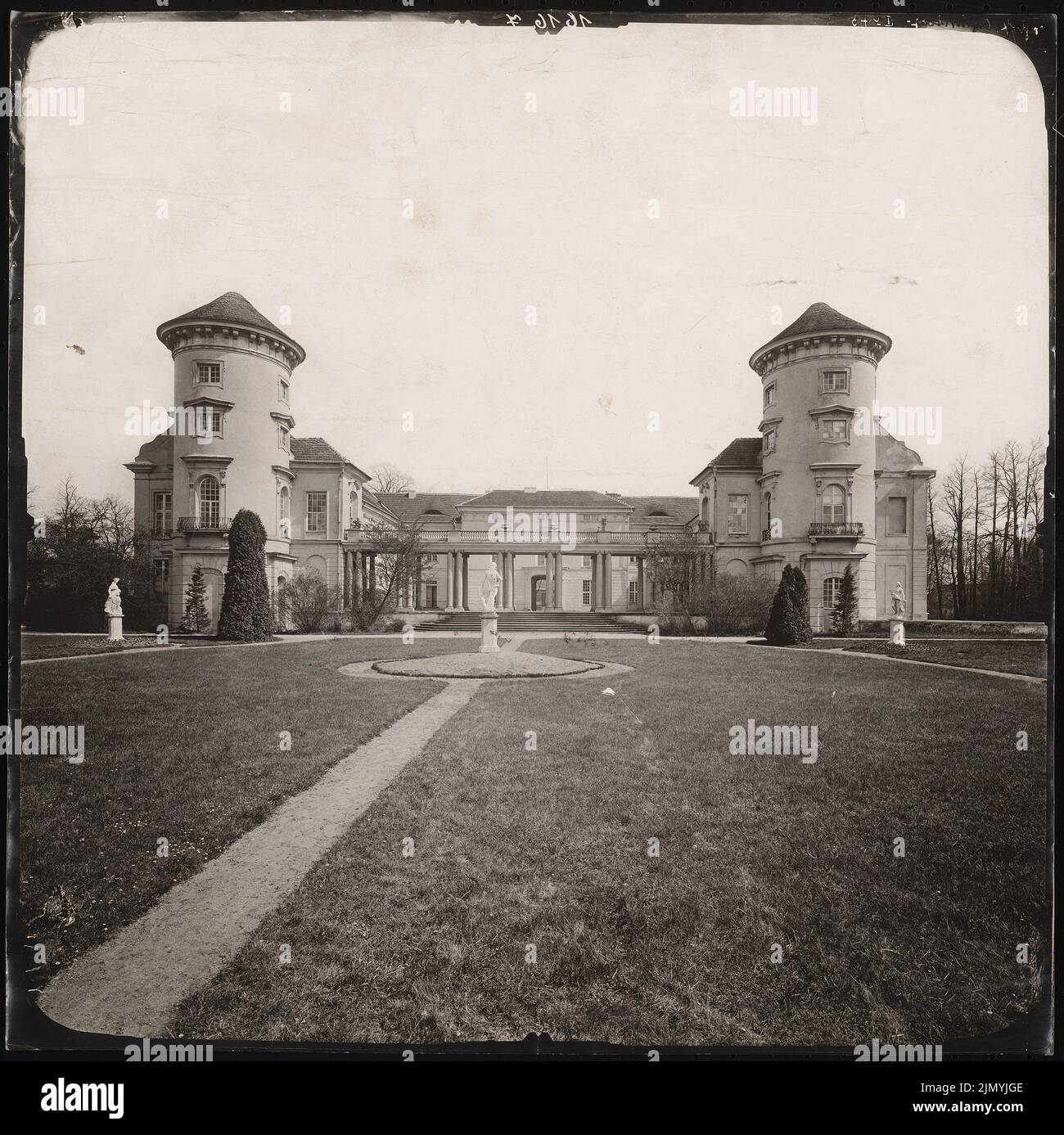 Knobelsdorff Georg Wenzeslaus von (1699-1753), Castello di Rheinsberg (1918): Vista della facciata della torre. Foto, 40,1 x 40,2 cm (inclusi i bordi di scansione) Foto Stock