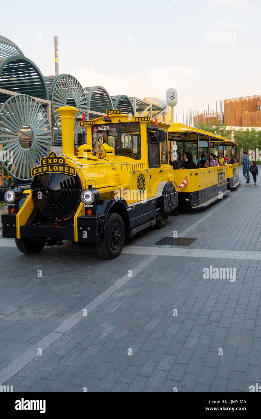 Emirati Arabi Uniti, Dubai - 30 novembre 2021: EXPO 2020. La locomotiva a vapore giallo colorato trasporta le persone in mostra tra i padiglioni. Foto Stock