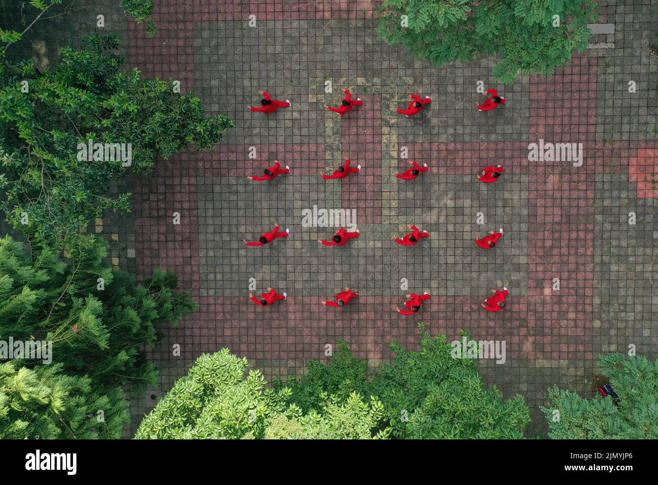 QIANDONGNAN, CINA - 8 AGOSTO 2022 - gli appassionati di fitness praticano Tai Chi Sword in un parco nella contea di Danzhai, Qiandongnan Miao e Dong pre autonomi Foto Stock