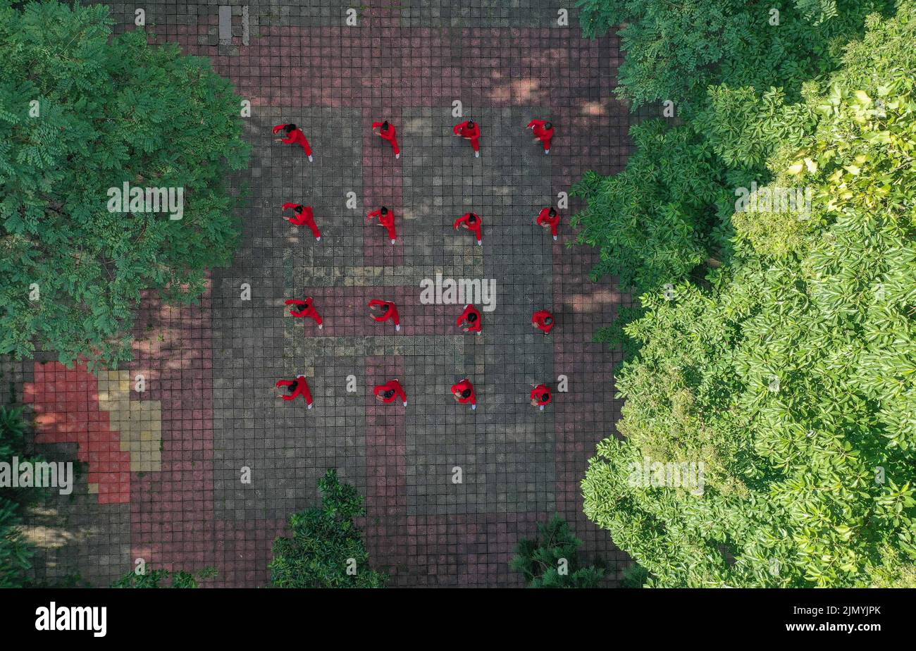 QIANDONGNAN, CINA - 8 AGOSTO 2022 - gli appassionati di fitness praticano Tai Chi Sword in un parco nella contea di Danzhai, Qiandongnan Miao e Dong pre autonomi Foto Stock