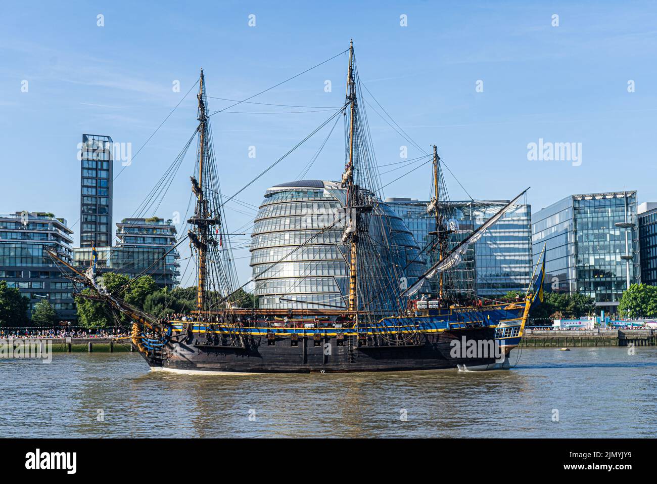 Londra, Regno Unito. 8 agosto 2022 la Götheborg della Svezia, la più grande barca a vela attiva in legno del mondo passa sotto il ponte della Torre aperta mentre navigava sul Tamigi la mattina prima di rientrare per il Tamigi Quay a Canary Wharf. .Il Götheborg è una replica quasi perfetta di una nave alta del 18th° secolo e fu originariamente lanciato nel 1738 con le sue origini alla Compagnia delle Indie Orientali svedesi. Questa replica ha richiesto 20 anni per costruire con il lavoro a partire dal 1995. Credit. amer Ghazzal/Alamy Live News Foto Stock