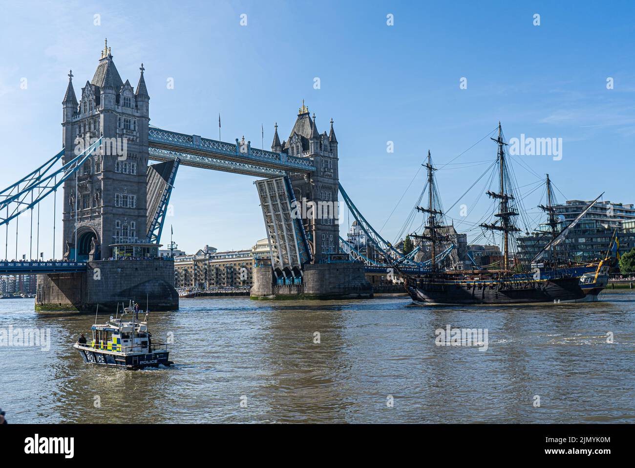 Londra, Regno Unito. 8 agosto 2022 la Götheborg della Svezia, la più grande barca a vela attiva in legno del mondo passa sotto il ponte della Torre aperta mentre navigava sul Tamigi la mattina prima di rientrare per il Tamigi Quay a Canary Wharf. .Il Götheborg è una replica quasi perfetta di una nave alta del 18th° secolo e fu originariamente lanciato nel 1738 con le sue origini alla Compagnia delle Indie Orientali svedesi. Questa replica ha richiesto 20 anni per costruire con il lavoro a partire dal 1995. Credit. amer Ghazzal/Alamy Live News Foto Stock