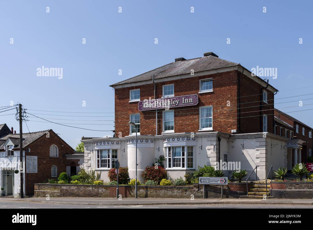 Il Pytchley Inn, un rinomato hotel, pub e ristorante di campagna nel villaggio di West Haddon, Northamptonshire, Regno Unito Foto Stock
