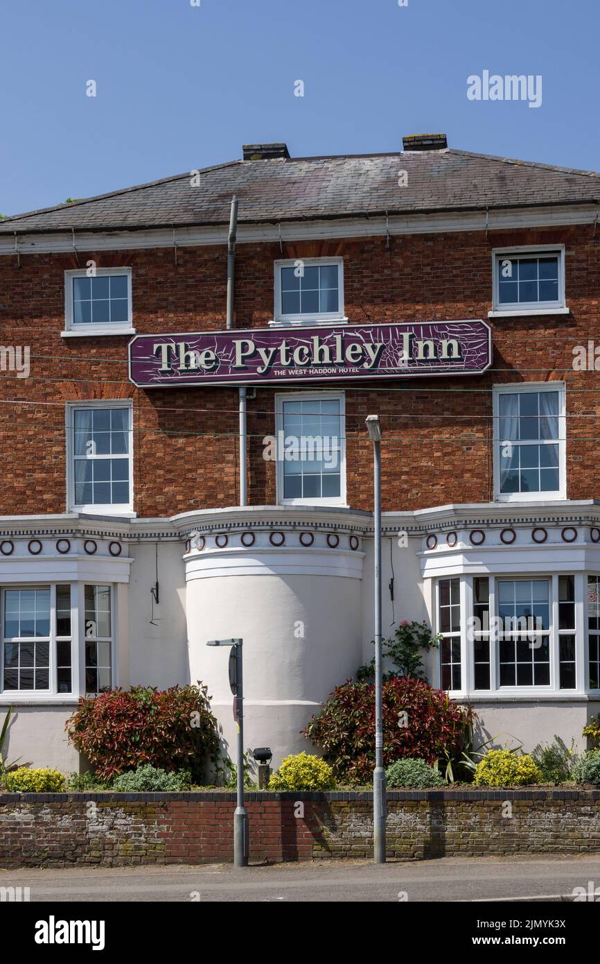 Il Pytchley Inn, un rinomato hotel, pub e ristorante di campagna nel villaggio di West Haddon, Northamptonshire, Regno Unito Foto Stock