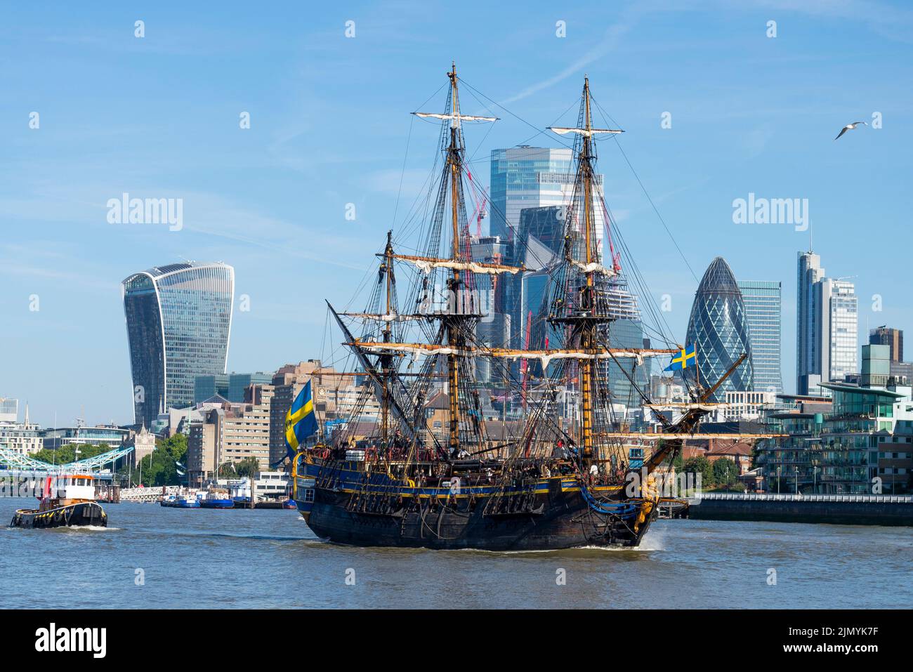 Tower Bridge, Londra, Regno Unito. 8th ago, 2022. Goteborg di Svezia è una replica a vela della svedese East Indiaman Goteborg i, lanciata nel 1738, e sta visitando Londra per accogliere i visitatori a bordo. La replica di legno fu lanciata nel 2003 e visitò Londra l'ultima volta nel 2007. Ha navigato sul Fiume Tamigi in mattinata per passare sotto il Tower Bridge aperto prima di svoltare e passare di nuovo sotto e dirigersi verso il Thames Quay a Canary Wharf, dove sarà aperto ai visitatori. Rientrando lungo il fiume, passando per lo skyline del quartiere finanziario Foto Stock